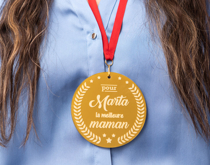 Médaille en méthacrylate personnalisée Meilleure maman MadeinGift